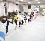 ゴムヒモの高さより上に前蹴り