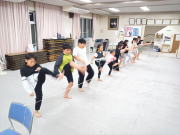 ゴムヒモの高さより上に前蹴り