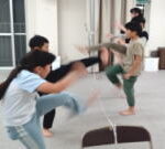 ゴムひもに足がかからないように、しっかり高く前蹴りする練習
