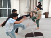 ゴムひもに足がかからないように、しっかり高く前蹴りする練習