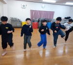 ゴムヒモを使った前蹴り稽古