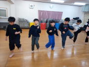 ゴムヒモを使った前蹴り稽古