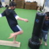 平均台 蹴り ミット打ち